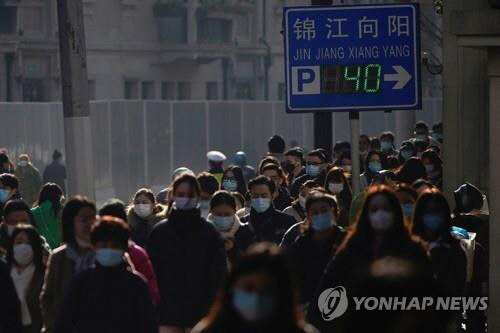 상하이 도심 거리의 시민들[로이터=연합뉴스 자료사진]